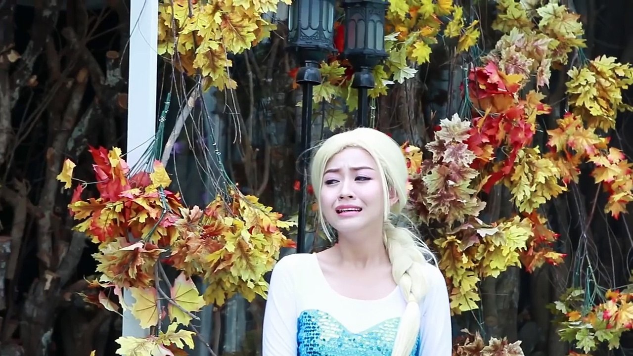 Is Spiderman Kissing Superwoman ! with Frozen Elsa & Anna, Pink Spidergirl, Hulk, Superman & Joker