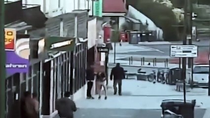 Un taré attaque un homme parce qu'il parle espagnol dans la rue