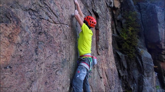 Cet alpiniste à bout de force décroche en pleine ascension ! Mieux qu'un manège pour les sensations fortes...