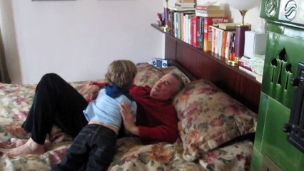 Ne pouvant plus voyager pour rendre visite à sa fille et son petit fils, ce papy sera surpris et ému de voir ces dernier