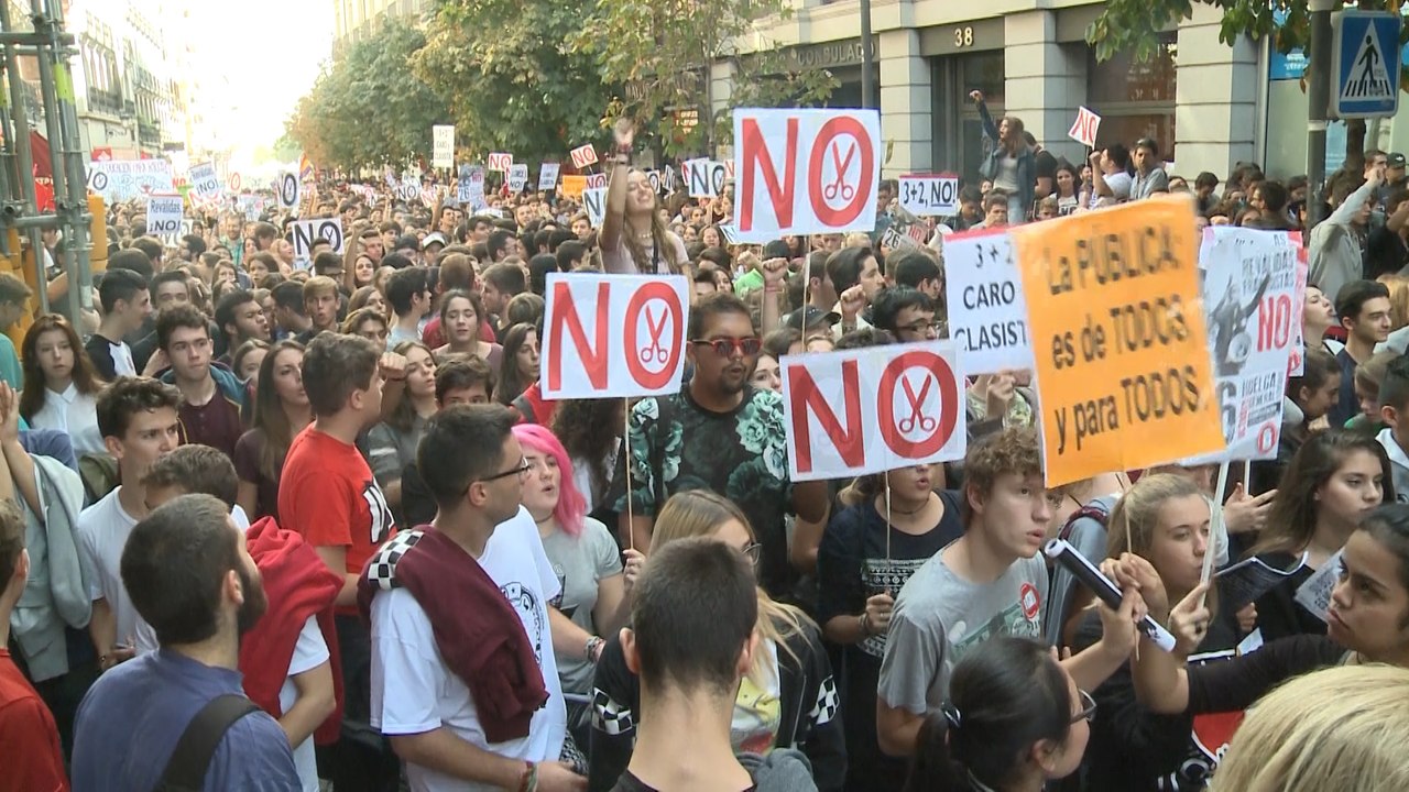 Los estudiantes toman las calles contra las reválidas