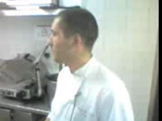 Le chef du room service fouette son apprenti