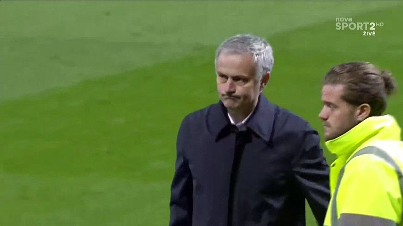 Mourinho apologises to fans for 4-0 defeat using hand gestures (Manchester United 1 - 0 Manchester city 26.10.2016)