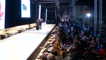 Adana - Tarihi Taşköprü Üzerinde Danslı Kumaş Tanıtımı