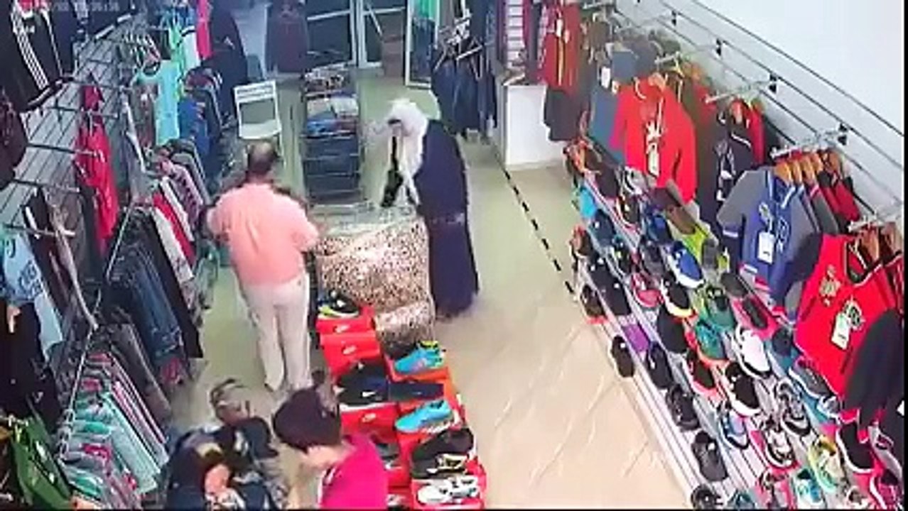 فضيحة شاهد ما فعلته هذه السيدة أمام هذا الرجل في محل ملابس