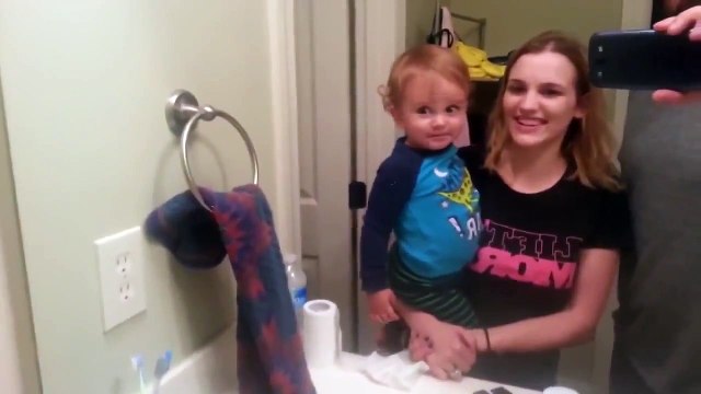 Этот малыш первый раз увидел как может двигать бровями-) funny kids