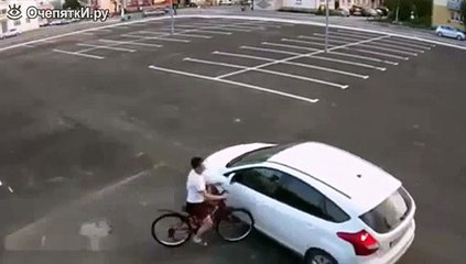 Нелепое столкновение на стоянке