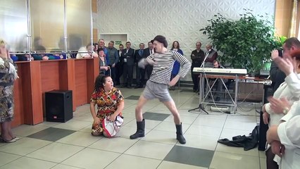 Круто танцуют