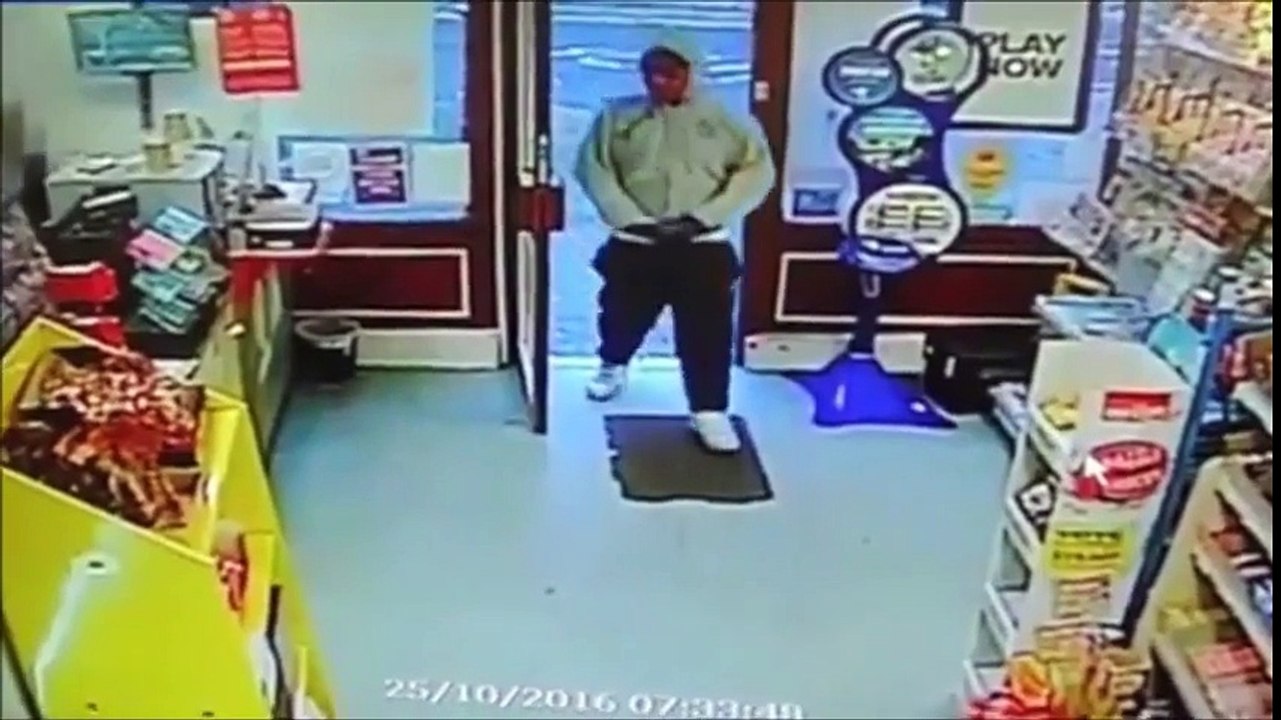 Ce caissier attaque un braqueur avec un gros couteau !