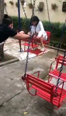 Elle a faillit s'éclater la tête sur une balançoire... Chanceuse