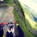 Ce biker roule sur les cimes d'une montagne et c'est flippant et vertigineux!