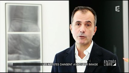 Les artistes dansent avec leur image