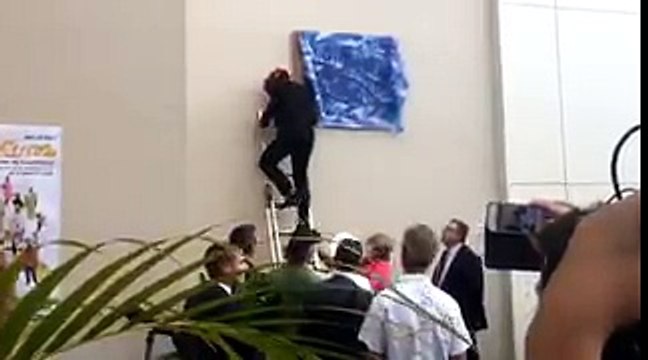 Najat Vallaud Belkacem, pas très rassurée, monte sur une échelle pour une inauguration