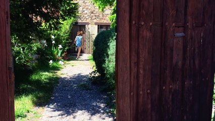 Tráiler "La sexta alumna",  escrita y dirigida por Benja de la Rosa y protagonizada por Andrea Ros, Marta Castellote