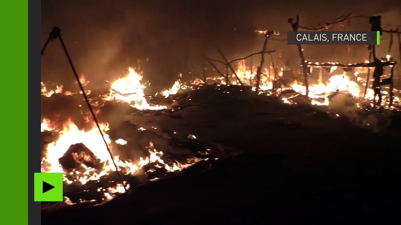 Ravagée par les flammes, la «Jungle» de Calais quasiment déserte