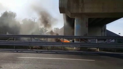 Laç, përfshihet nga flakët një automjet nën mbikalim  - Top Channel Albania - News - Lajme