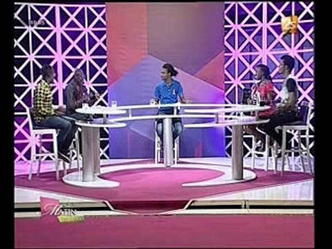 Vidéo: Pape Diouf nous présente ses trophées obtenus au plan international...