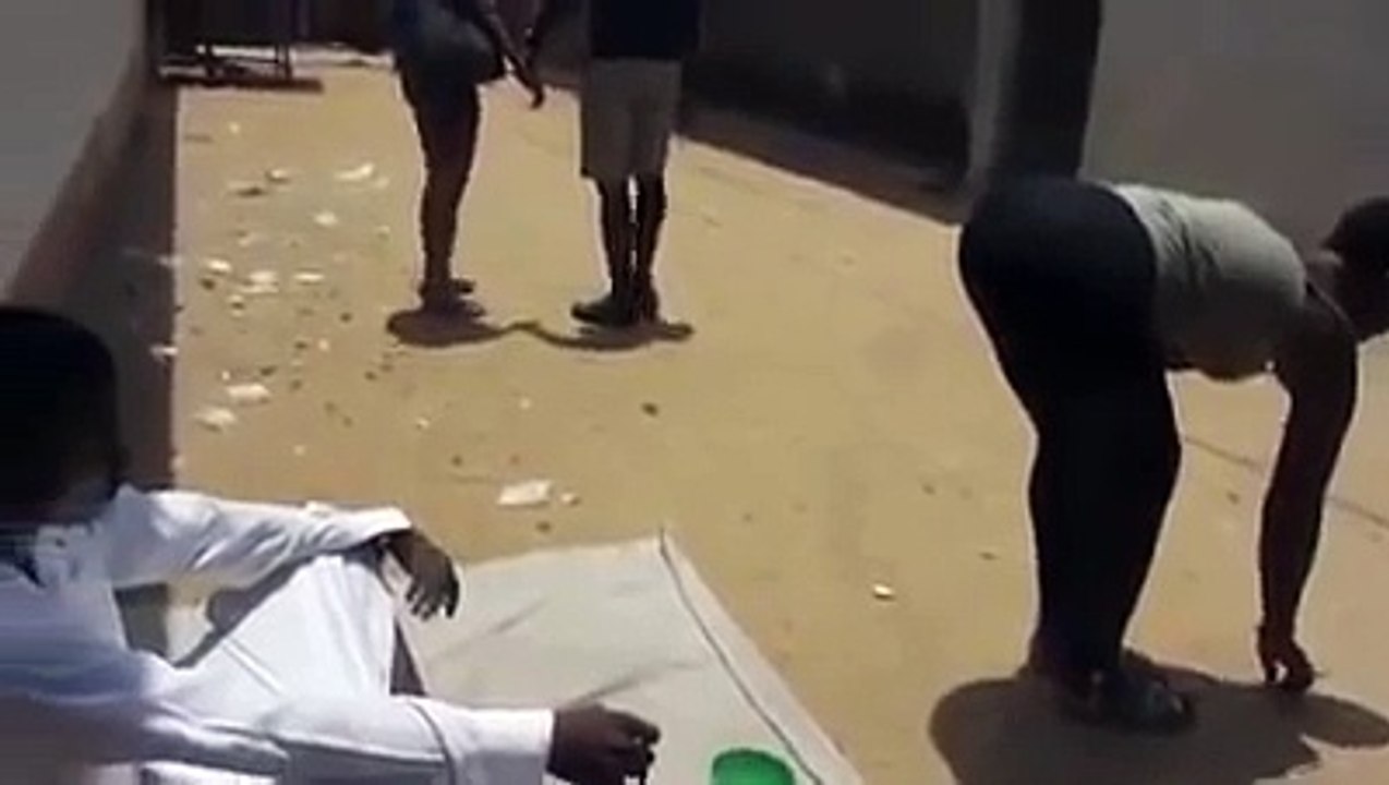 Regardez ce que cette fille a fait au pauvre mendiant