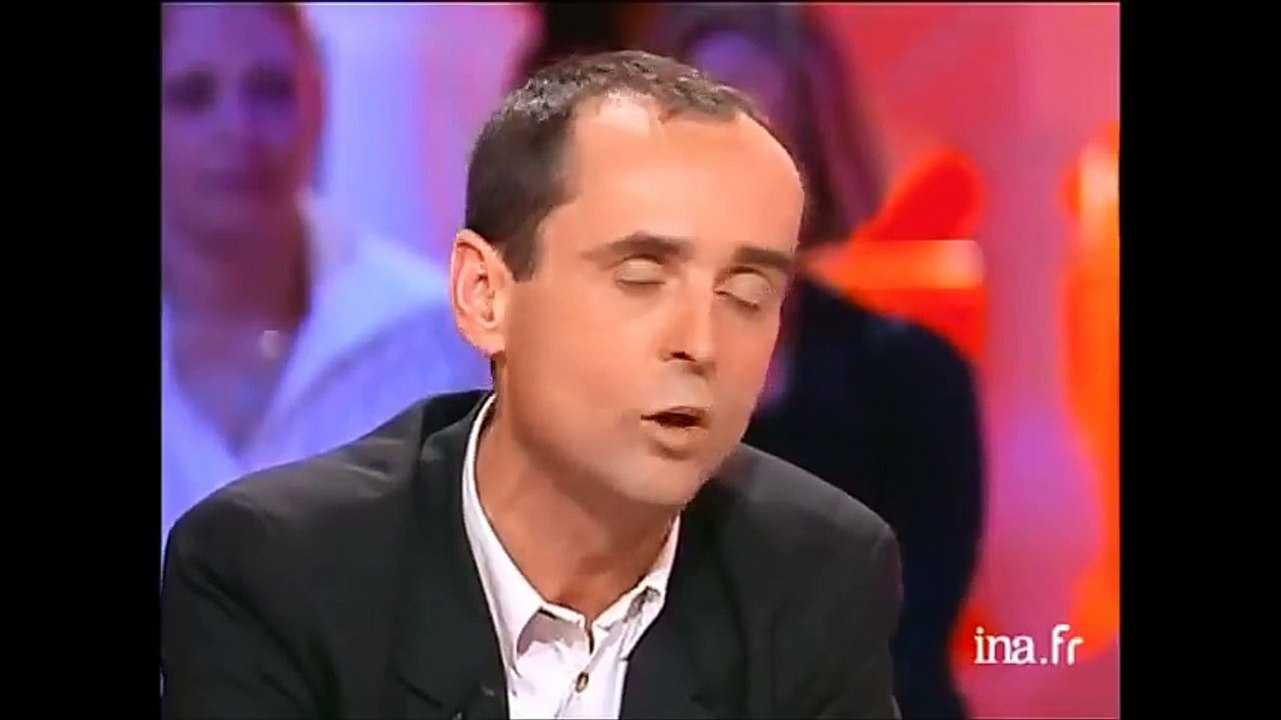 Malaise à la TV Arno Klarsfeld lance un verre d'eau à Robert Menard