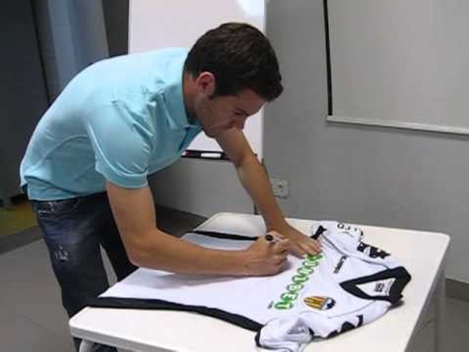 Mata firma la camiseta al ganad@r del sorteo del 5-0