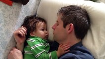 Papa Y Bebe Durmiendo Juntos! SUPER TIERNO! â˜… bebes divertidos   risa bebe   bebes chistosos
