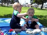 Pelea Tierna Entre 2 Bebes Por Una Botella! â˜… bebes divertidos   risa bebe   bebes chistosos