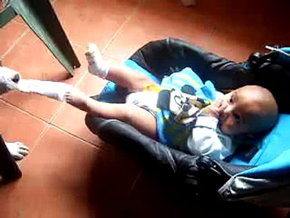 Perro Le Saca Las Calcetas Al Bebe! â˜… bebes divertidos   risa bebe   bebe humor   bebes chistosos