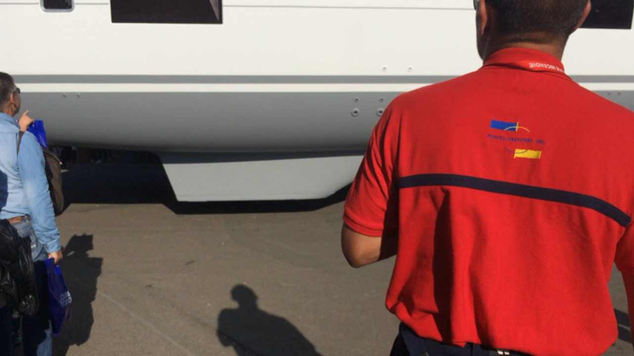 Malgré la foule, la mise à l'eau d'un catamaran.