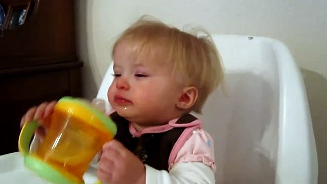 A Este Bebe Le ENCANTA El Jugo De Manzana! Que Tierno! â˜… bebes divertidos risa bebes chistosos