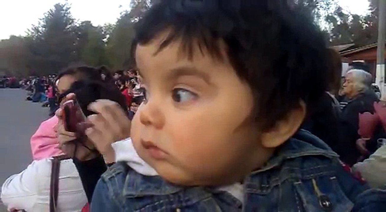 Bebe Asustado!! BUENISIMO!! â˜… bebes divertidos   risa bebe   bebe humor   bebes chistosos