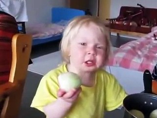 Bebe Come Cebolla Cruda!!! Que asco!!! â˜… bebes divertidos   risa bebe   bebes chistosos   bebe humor