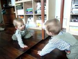 Bebe Descubre Su Imagen En El Espejo! â˜… bebes divertidos   risa bebe   bebes chistosos   bebe humor