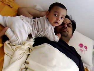 Bebe Despierta Papa Como Sea!! â˜… bebes divertidos   risa bebe   bebes chistosos   bebe humor