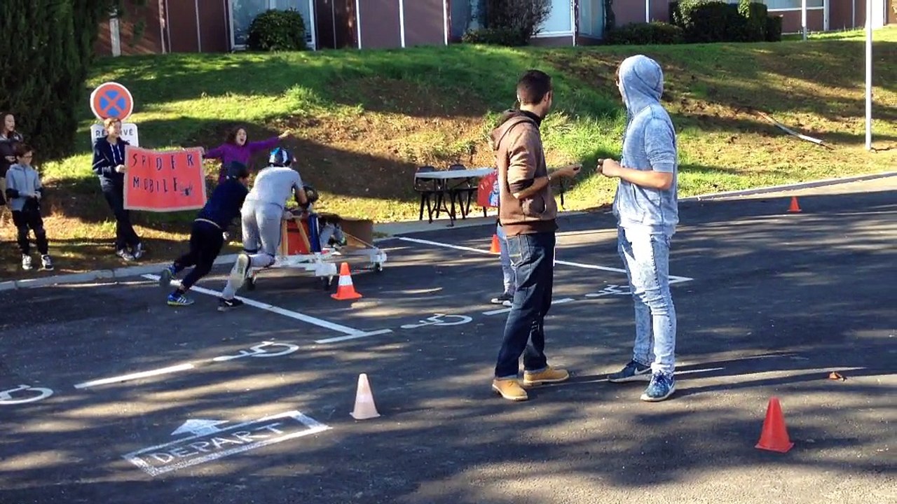 De drôles de voitures font la course à la Grande Garenne (images Julie Koch)