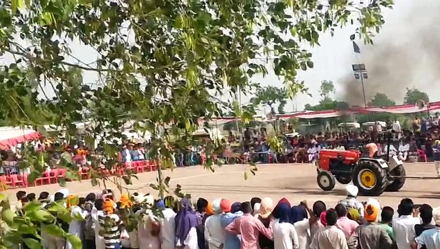 Viral Video Sonalika V/S Mohindra 855 tractor touchan Racing 2016