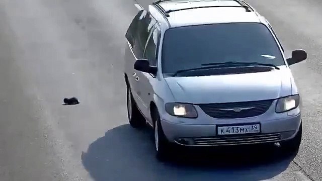 Таких людей сейчас единицы... Мужчина спас котёнка на дороге