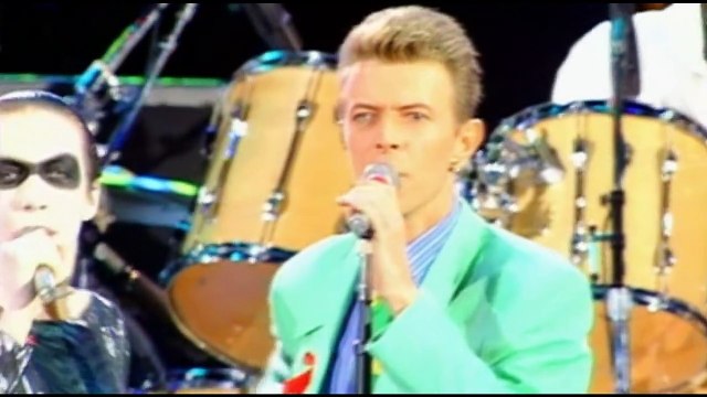 Queen + Annie Lennox & David Bowie - Under Pressure (Live) ✔
