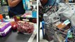 Foto de carrinhos de supermercado cheios comprados com vale alimentação viraliza.