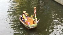 Un trompettiste accompagné par les cloches d'une église