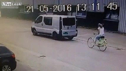 موقف محرج لفتاة حسناء أثناء قيادتها دراجة