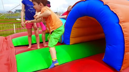 Kids Playing on Giant Bouncy Castle /Yankee Doodle Song/Funny Videos For Children