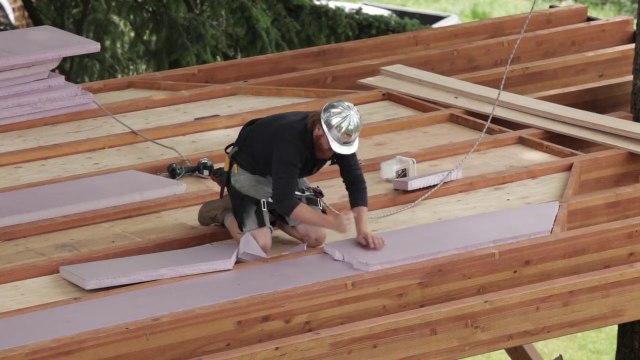 Passionné de skate, il construit sa propre maison dans les arbres avec Skateparc et Jacuzzi!