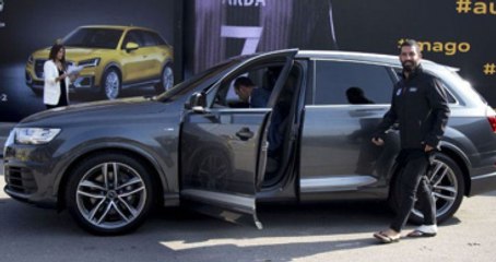 Arda Turan, Barcelona'nın Araba Teslim Törenine Ayağında Bandajla Katıldı