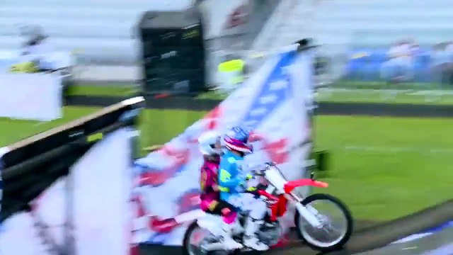 Robbie Maddison fait un jump de moto à deux