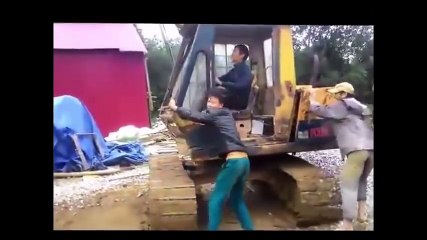 ŞAŞIRTICI İŞ MAKİNESİ KAZALARI - ÇILGIN EKSKAVATÖR KAZALARI