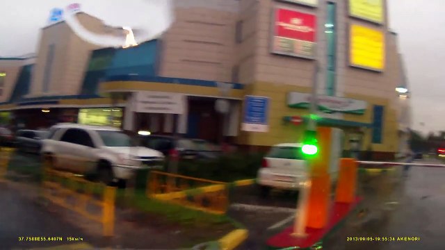 Un mec sévèrement bourré se bat avec... une barrière automatique