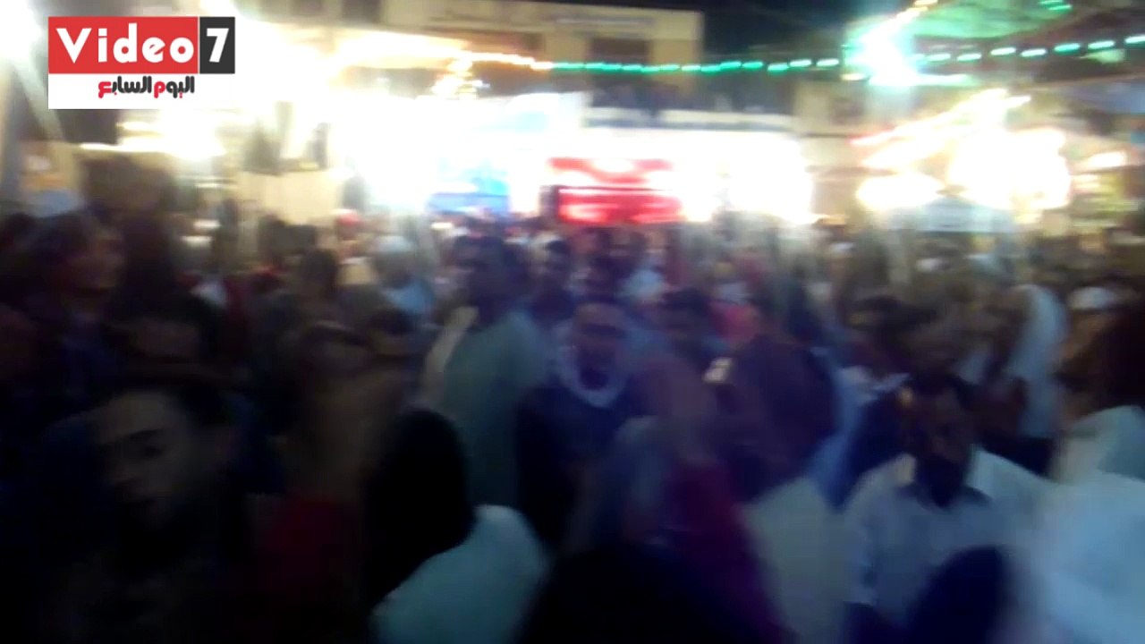 بالفيديو والصور.. آلاف المواطنين يلتفون حول المنشدين بمولد الدسوقى بكفر الشيخ
