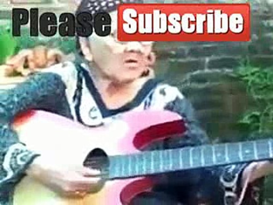 Video lucu & kocak, aksi nenek gaul keren banget mainkan gitar