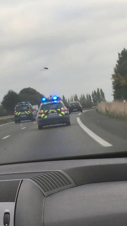 Course poursuite entre gendarmes et un conducteur.. Lent, très lent!