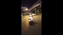 Un motard transporte 4 Chats assis sur un Scooter en Thailande.. Normal
